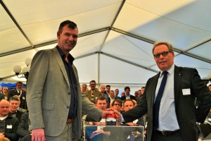 (Left) Pieter Kos the Municipal Alderman of Den Helder (Right) Piet-Hein Kolff (CEO PoDH). Photo: PressOffshore.