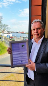Piet-Hein Kolff algemeen directeur van Port of Den Helder met Ecoport Certificaat.