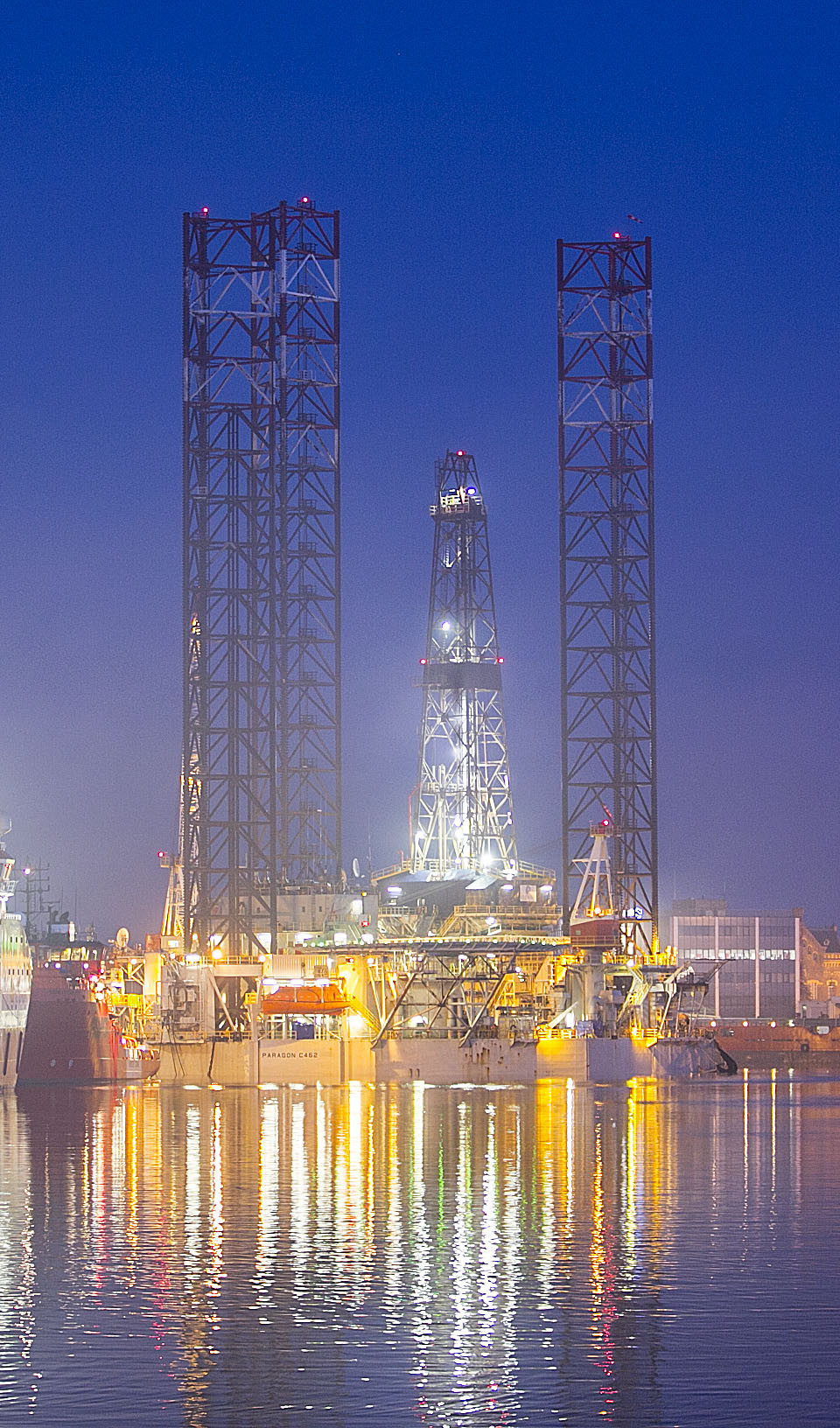 PRESS RELEASE Drilling platform towed into Port of Den Helder after twenty years